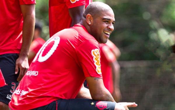 Um dia após faltar pela quarta vez, Adriano sorri em treino do Fla(Imagem: Guito Moreto / Agência O Globo)