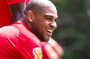 Um dia após faltar pela quarta vez, Adriano sorri em treino do Fla