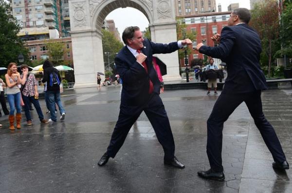 Um sósia do candidato republicano Mitt Romney, Mike Cote, ataca o sósia do adversário Barack Obama(Imagem:Divulgação)
