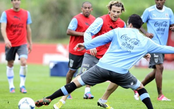 Uruguai do colorado Forlán faz campanha instável nas eliminatórias(Imagem:Agência Reuters)