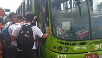 Usuários reclamam da demora dos ônibus em Teresina.