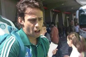 Valdivia desembarca após derrota para o Atlético