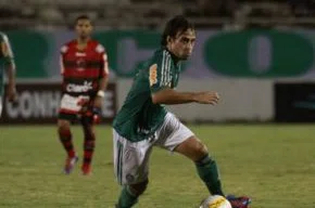 Valdivia deu passe para gol do Luan