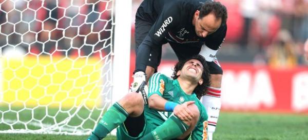 Valdivia machucou o joelho durante jogo contra o S&atilde;o Paulo (Imagem:Alex Silva / Ag&ecirc;ncia Estado)