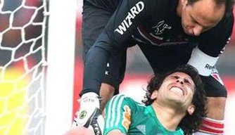 Valdivia sente o joelho durante o clássico contra o São Paulo