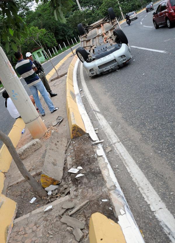 Veículo capotou na Avenida Raul Lopes(Imagem:Jailson Soares/ODIA)