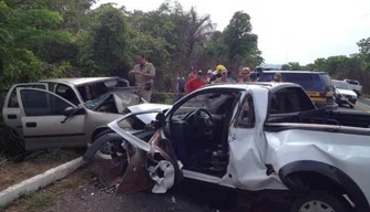 Veículos envolvidos no acidente ficaram totalmente destruídos .