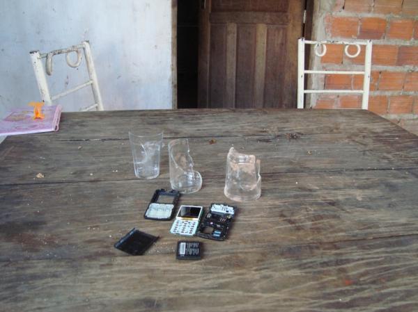 Veja como os acusados da violência deixaram o celular de Wagner e copos quebrados no bar do comerciante Laurentino(Imagem:Reprodução)