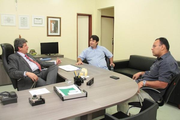 Vice-governador com ex-prefeito do município de Parnaguá, Cândido Junior (PTB) e André Nogueira (PP)(Imagem:Marcelo Cardoso)
