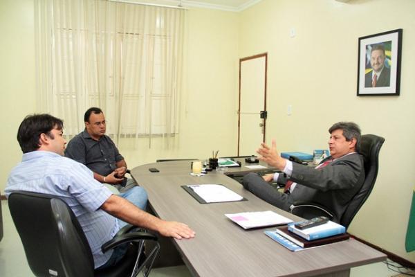 Vice-governador com ex-prefeito do munic&iacute;pio de Parnagu&aacute;, C&acirc;ndido Junior (PTB) e Andr&eacute; Nogueira (PP)(Imagem:Marcelo Cardoso)