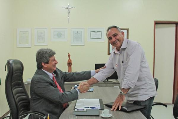 Vice-governador com ex-prefeito do munic&iacute;pio de Parnagu&aacute;, C&acirc;ndido Junior (PTB) e Andr&eacute; Nogueira (PP)(Imagem:Marcelo Cardoso)
