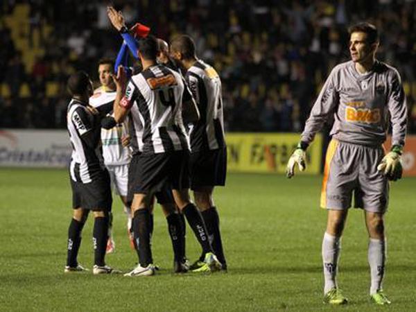 Victor j&aacute; foi expulso em duas partidas neste Brasileiro 2013(Imagem:reprodu&ccedil;&atilde;o)