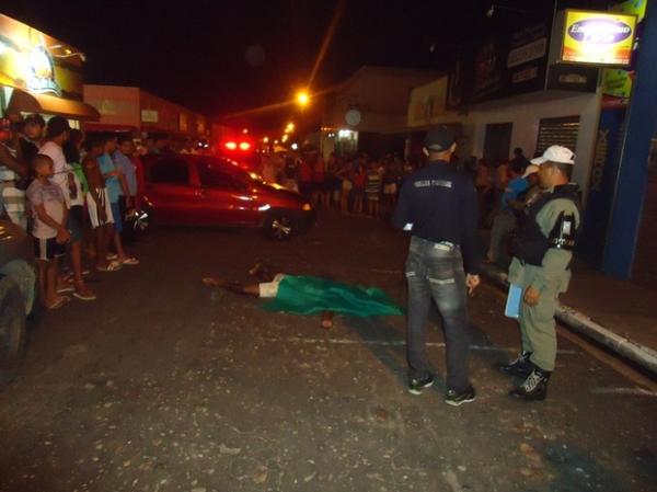 Vítima foi arremessada da moto após colidir com veículo na Zona Sudeste de Teresina.(Imagem:Reprodução)