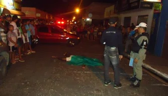 Vítima foi arremessada da moto após colidir com veículo na Zona Sudeste de Teresina.