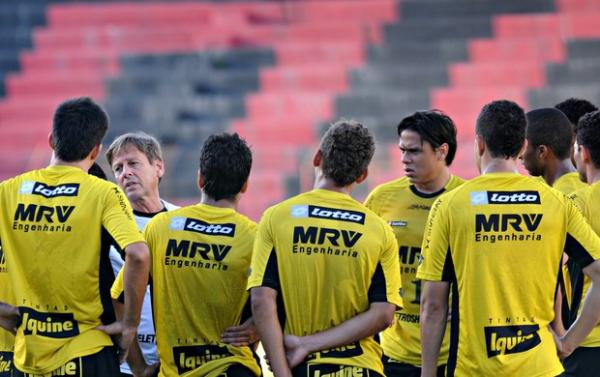 Waldemar Lemos lamenta ausência de sete jogadores para 5ª feira(Imagem:Reprodução)