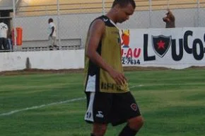 Warley passou em branco na estreia contra o CSP