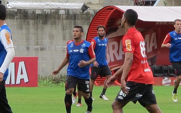 Wellington Bruno (de azul) j&aacute; treina no Flamengo(Imagem:Reprodu&ccedil;&atilde;o)