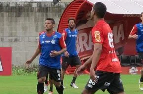 Wellington Bruno (de azul) já treina no Flamengo