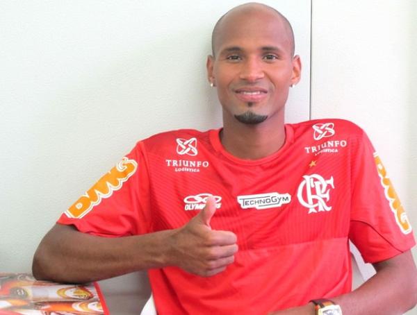 Wellington Silva faz sinal de positivo ao conceder entrevista(Imagem:Reprodu&ccedil;&atilde;o)