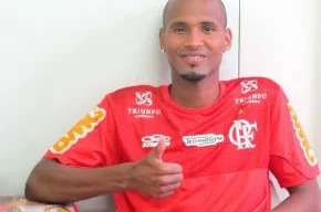 Wellington Silva faz sinal de positivo ao conceder entrevista