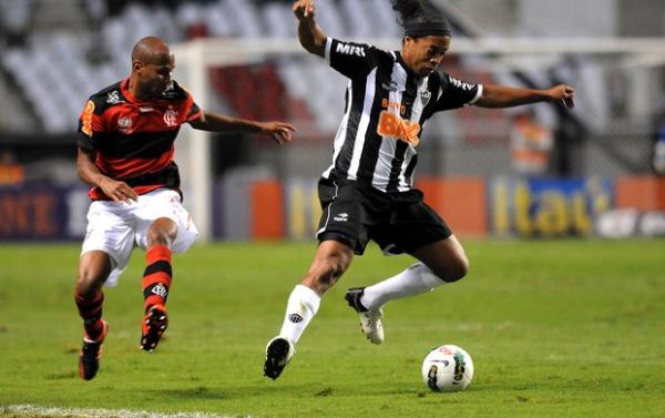 Wellington Silva marca de perto Ronaldinho(Imagem:Andr&eacute; Dur&atilde;o / Globoesporte.com)