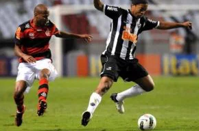 Wellington Silva marca de perto Ronaldinho