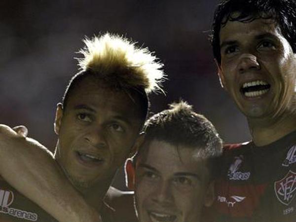 William Henrique (esq) mais uma vez saiu do banco para dar vit&oacute;ria ao time de Ney Franco(Imagem:reprodu&ccedil;&atilde;o)