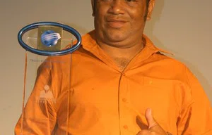 Wilson Caju recebendo premiação do Troféu Romulo Maiorana