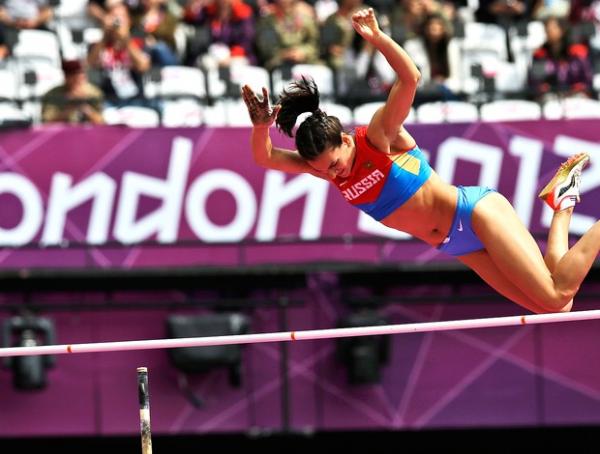Yelena Isinbayeva, muitos cent&iacute;metros acima do sarrafo, passou &agrave; final(Imagem:Ag&ecirc;ncia AP)