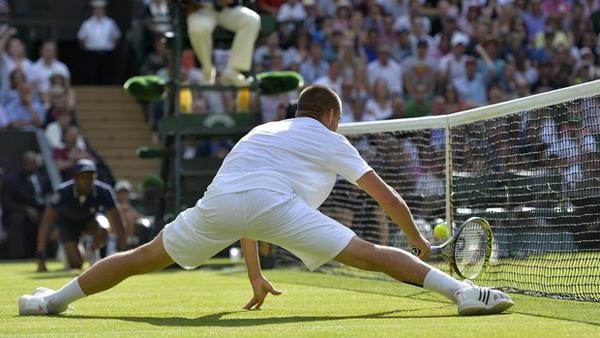 Youzhny tenta alcançar deixadinha de Murray, mas não consegue retornar a bola(Imagem:Reprodução)