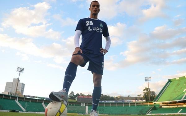 Zagueiro é um dos principais jogadores do elenco do Bugre (Imagem:Reprodução)