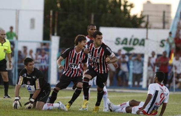 Zagueiro Rhodolfo abriu o placar para o São Paulo, logo no início da partida contra o Penapolense(Imagem:Reprodução)