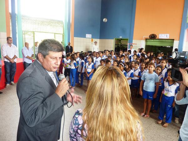 Zé Filho foi recebido pela coordenadora pedagógica da Escola, Ruthneia Lima.(Imagem:Divulgação)