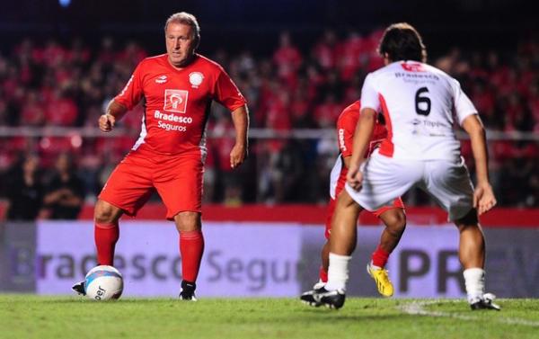 Zico lutou bastante, mas não conseguir balançar a rede no Jogo das Estrelas(Imagem:Reprodução)