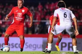 Zico lutou bastante, mas não conseguir balançar a rede no Jogo das Estrelas