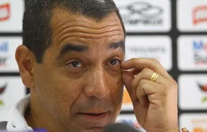 Zinho confirma dificuldades financeiras do clube