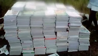 Populares se revoltam ao acharem livros no mato