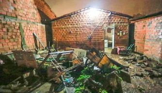 Enxurrada atinge 30 casas e deixa mortos e feridos