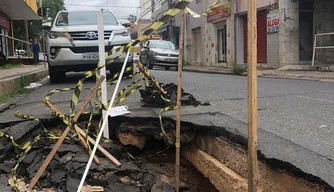 Crateras causam vários transtornos em rua