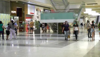 Shoppings de Teresina reabrem movimentados
