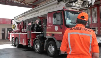 Bombeiros combatem às queimadas no Piauí