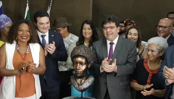 Busto em homenagem a Esperança Garcia é inaugurado na OAB-PI em Teresina