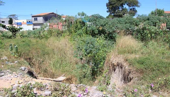 Moradores reclamam de esgoto a céu aberto